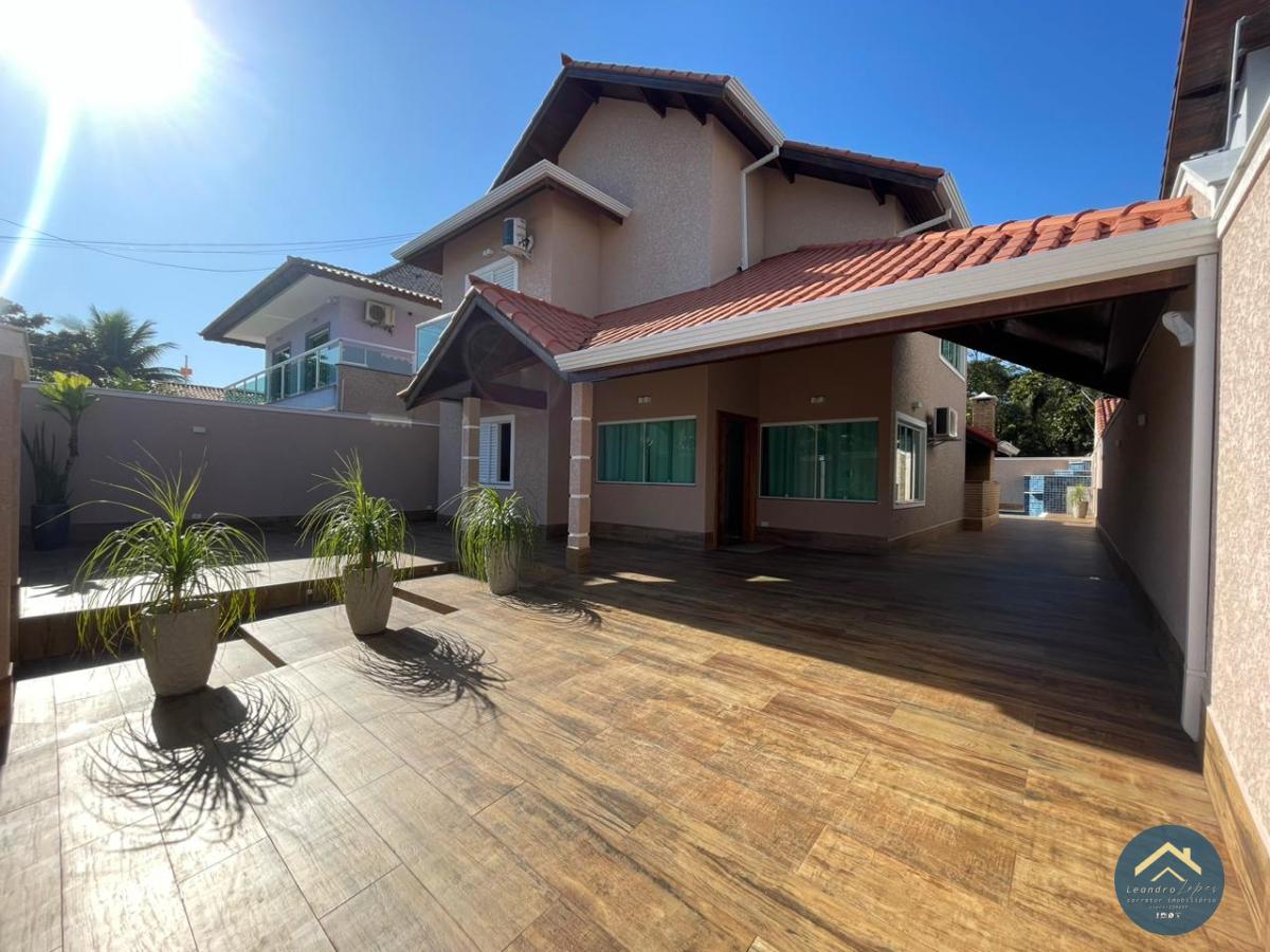 Maravilhoso sobrado mobiliado, com 4 dormitórios sendo 2 suítes, 196 M² de área útil, em Peruíbe, confira !!